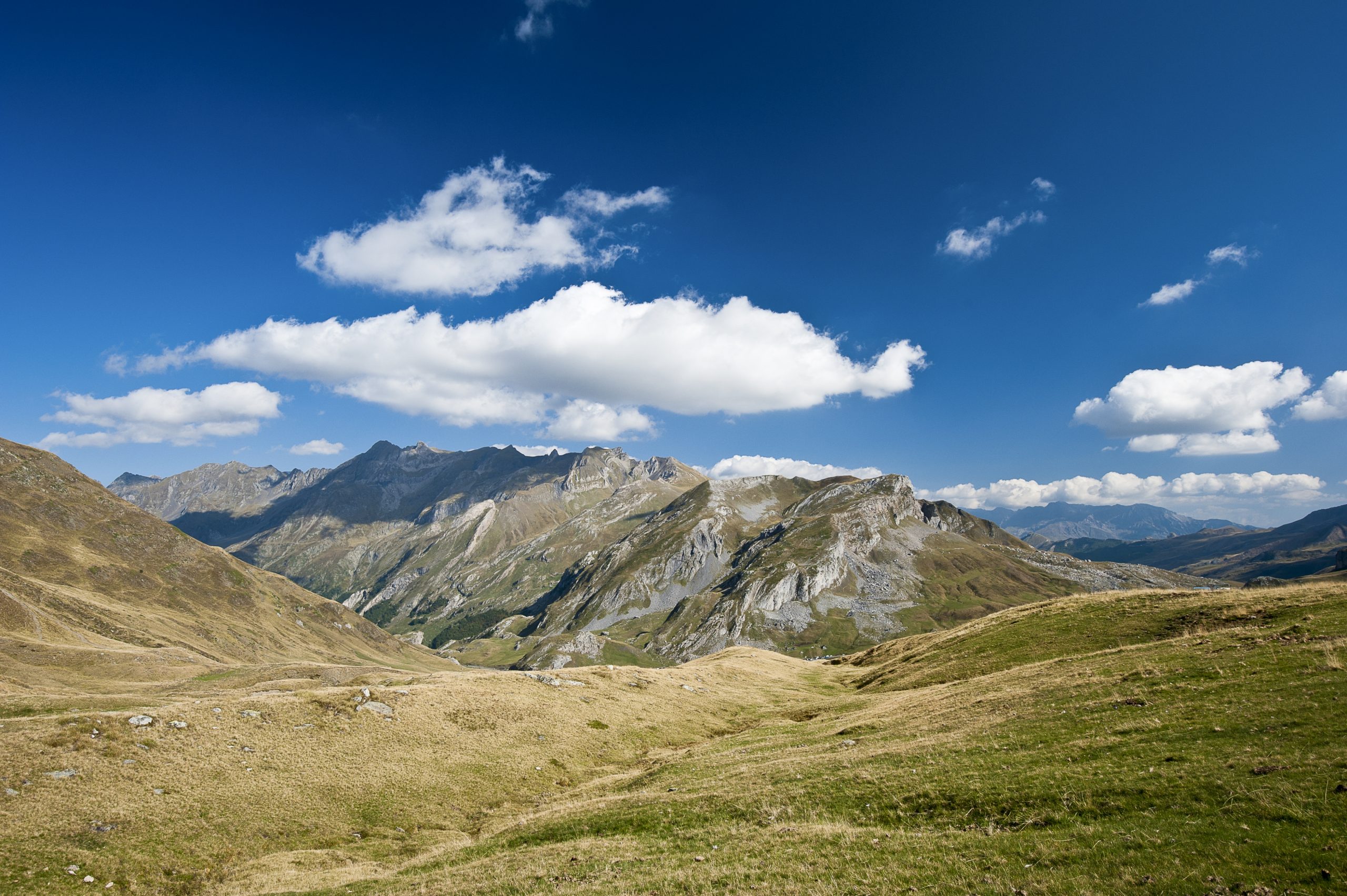 Vue d'un ensemble de pics et de plateaux de montagne