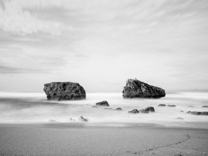 Biarritz, plage de Milady, les rochers, pause longue, tirage d’art noir et blanc