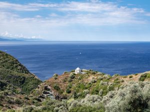 Vue sur la mer et une chapelle du Cap Corse