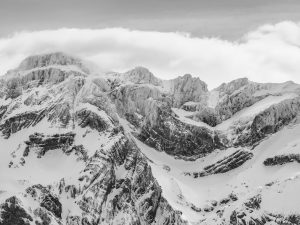 Massif montagneux recouvert de neige poudreuse, Hautes-Pyrénées