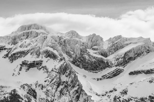 Massif montagneux recouvert de neige poudreuse, Hautes-Pyrénées