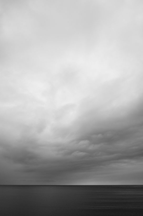 Vue de l'océan et d'une masse nuageuse d'un gris dégradé